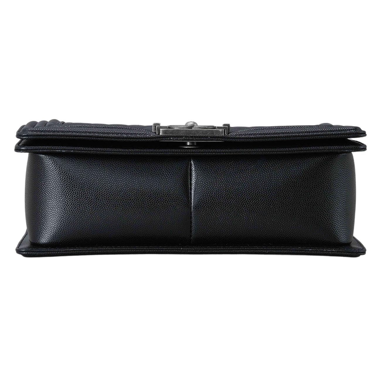 CHANEL(USED)샤넬 A67086 캐비어 보이샤넬 미듐 플랩백
