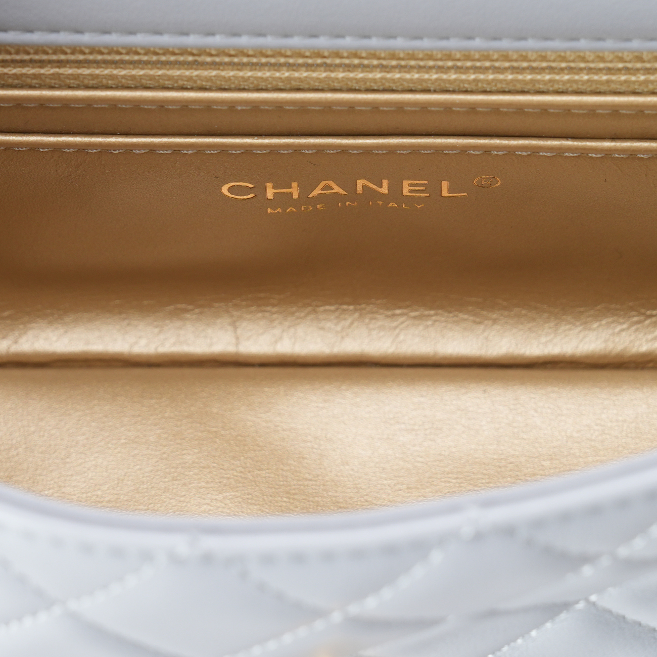 CHANEL(USED)샤넬 램스킨 뉴미니 골든볼 플랩백