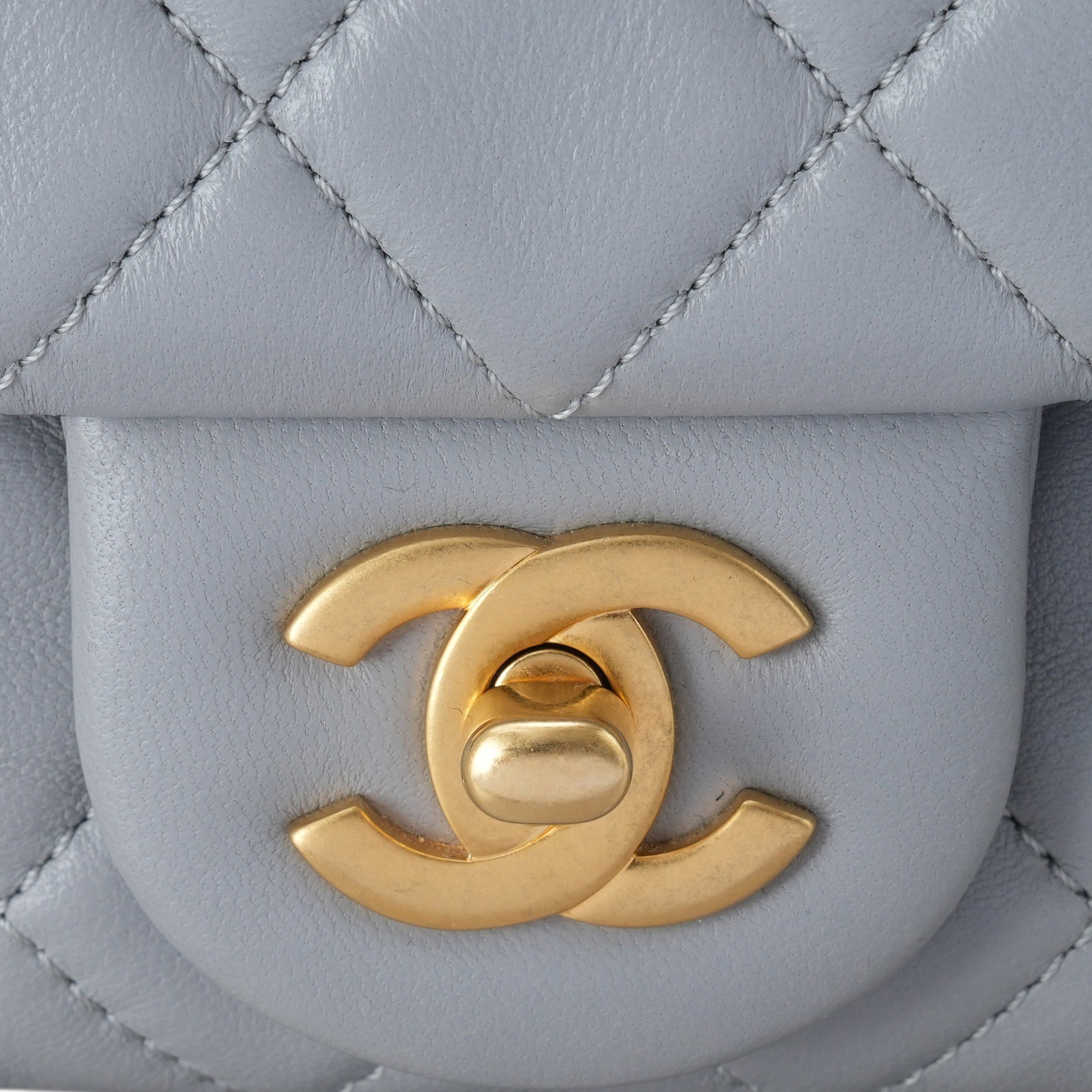 CHANEL(USED)샤넬 램스킨 뉴미니 골든볼 플랩백