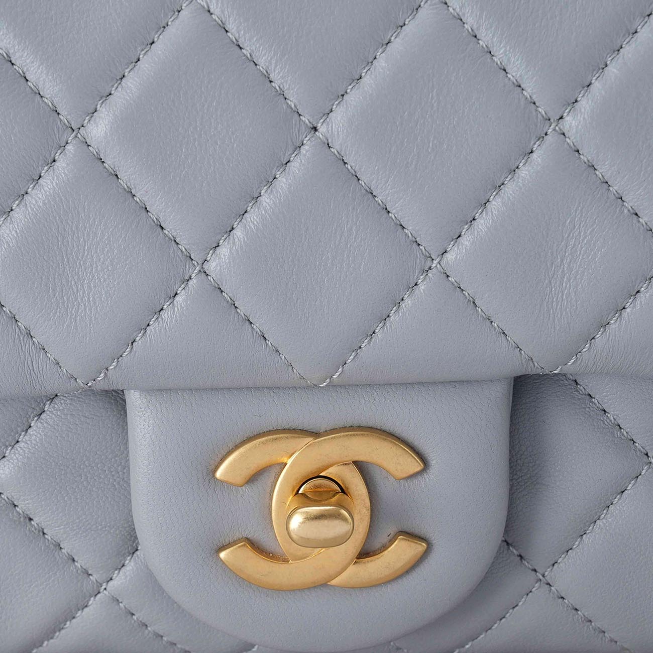 CHANEL(USED)샤넬 램스킨 뉴미니 골든볼 플랩백
