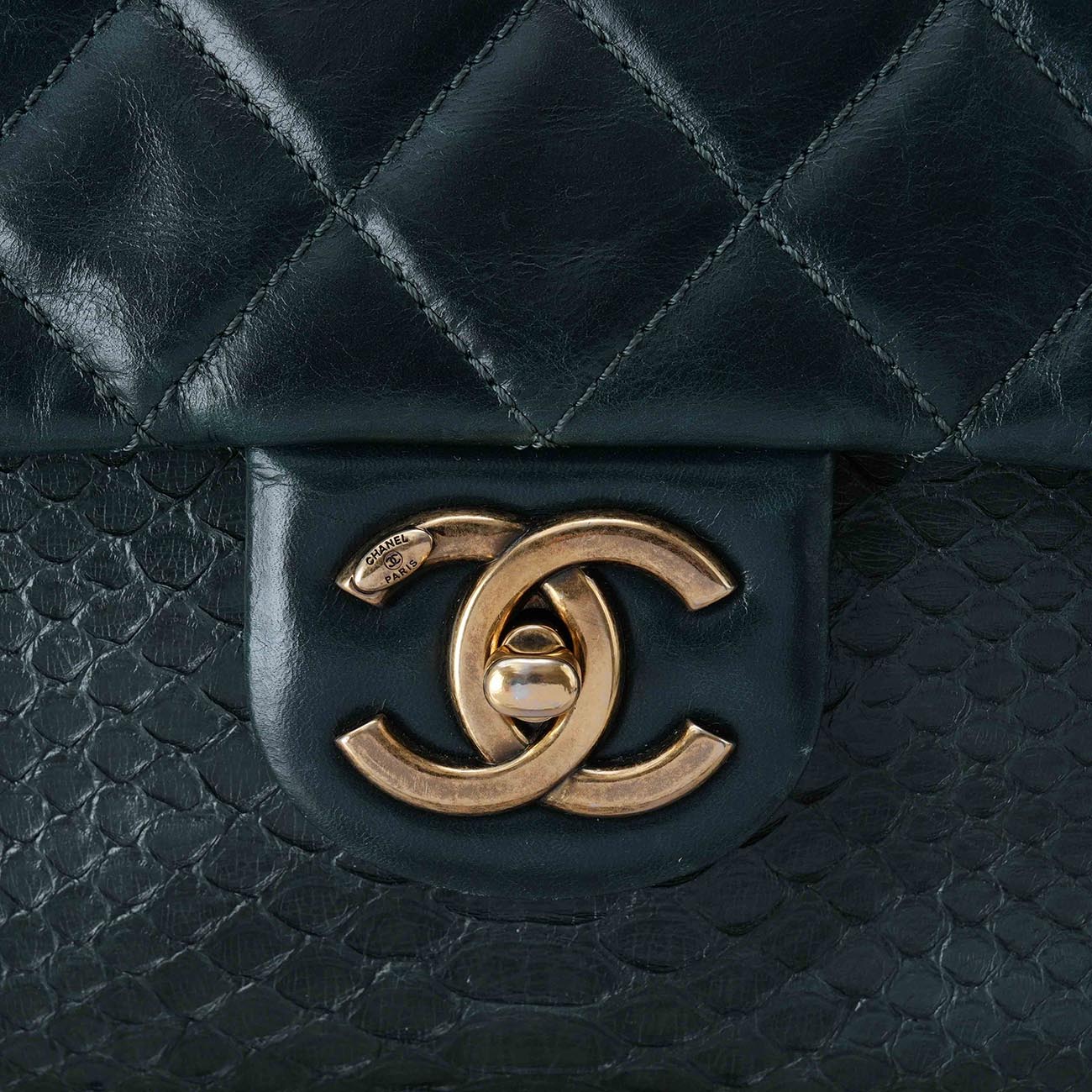 CHANEL(USED)샤넬 시즌 클래식 파이톤 라지 플랩백