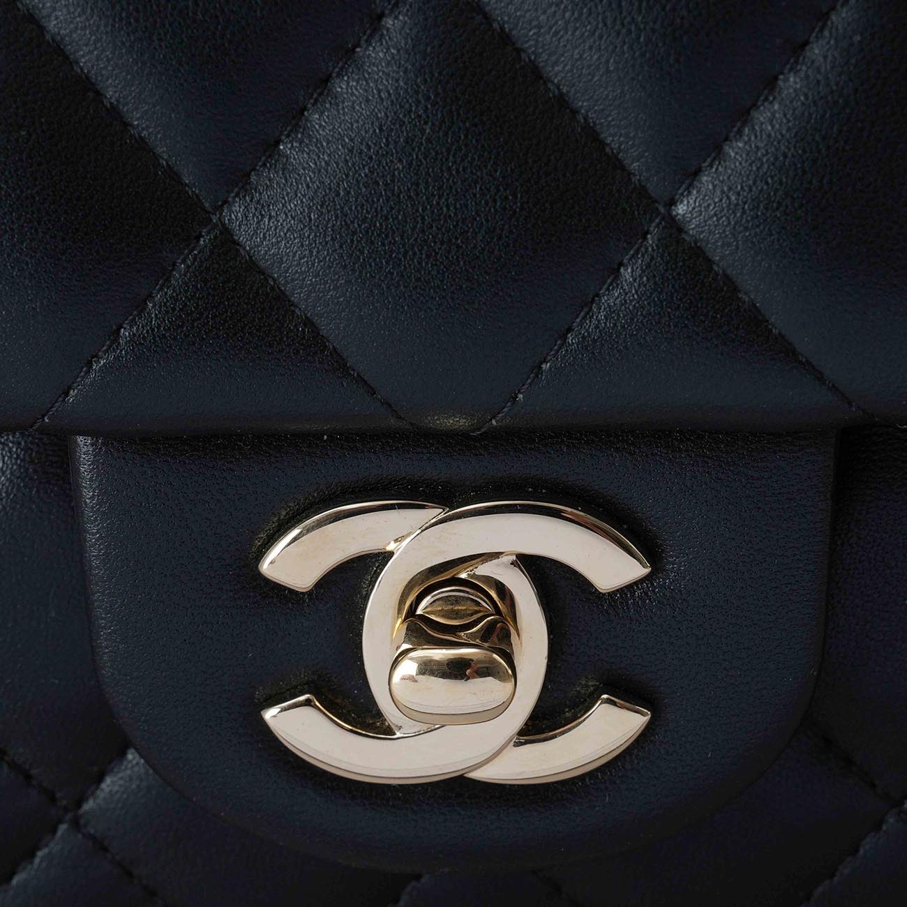 CHANEL(USED)샤넬 A69900 램스킨 뉴미니 플랩백