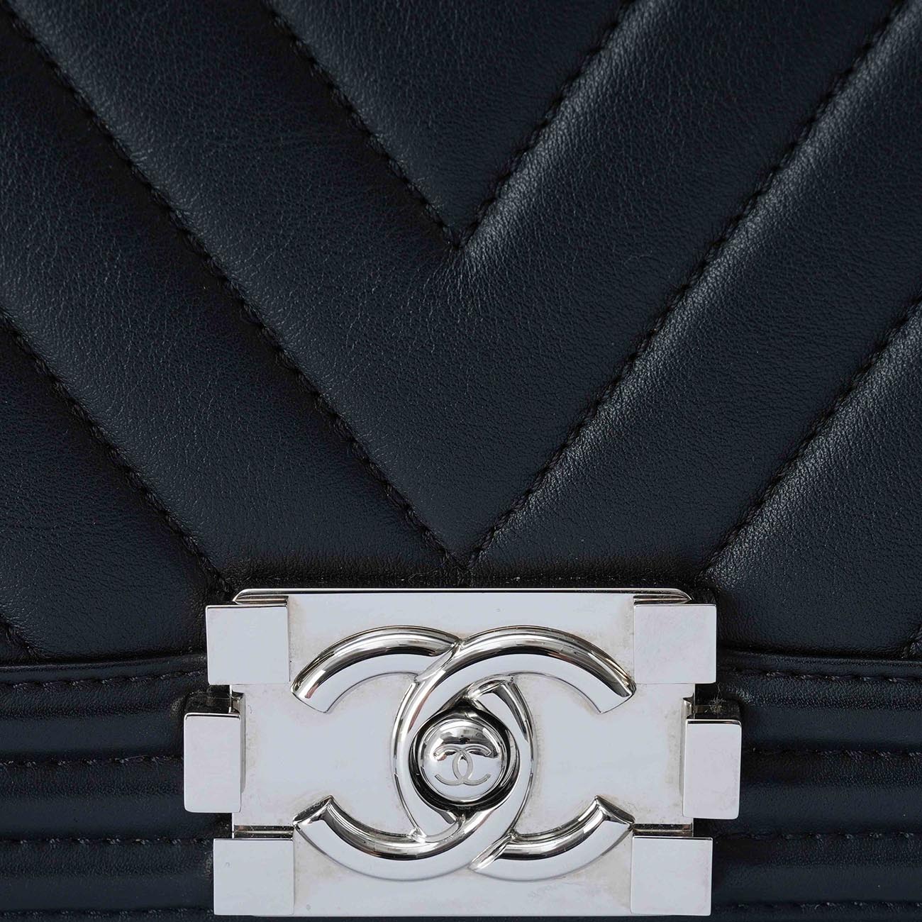 CHANEL(USED)샤넬 쉐브론 보이샤넬 미듐 플랩백