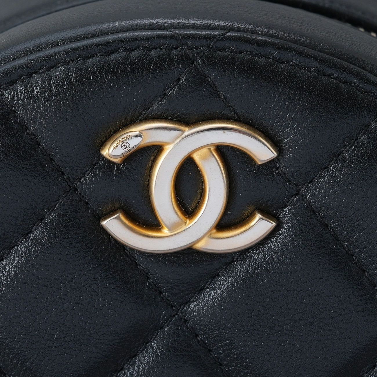 CHANEL(USED)샤넬 램스킨 진주장식 동그리백