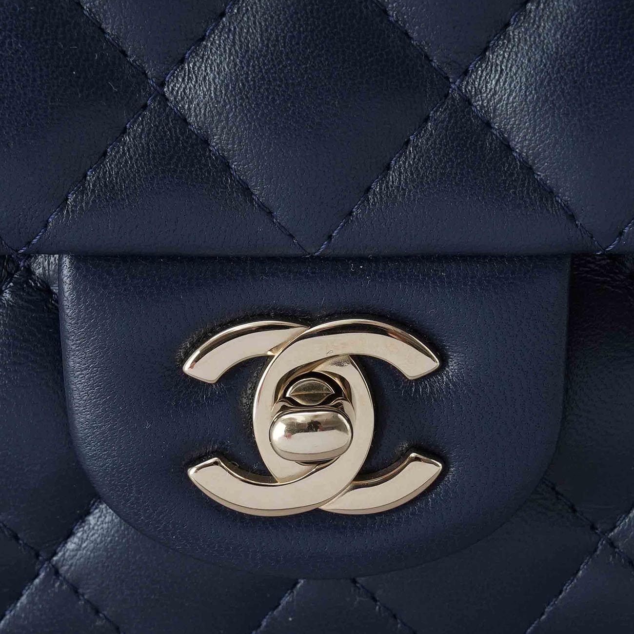 CHANEL(USED)샤넬 A69900 램스킨 클래식 뉴미니 크로스백
