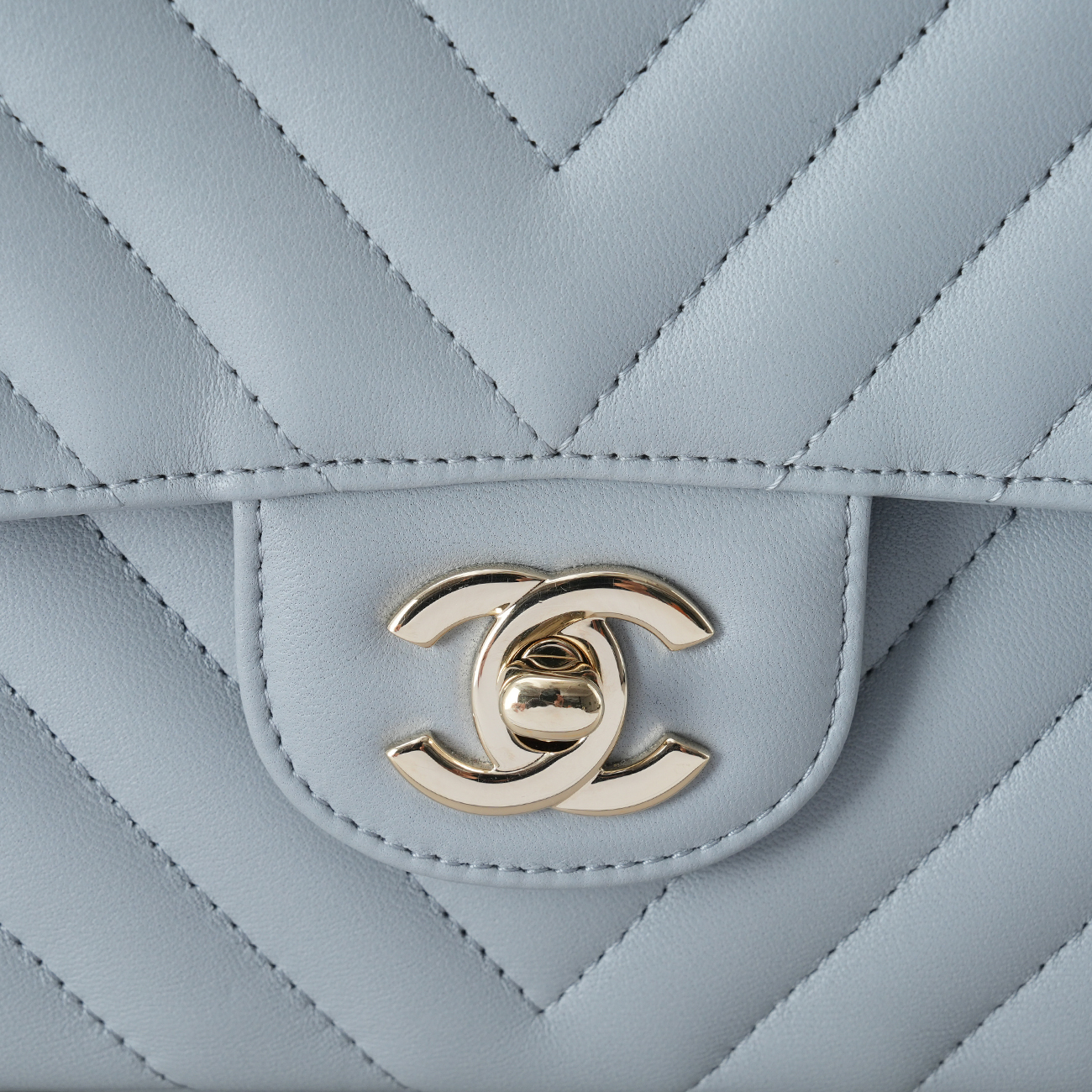 CHANEL(USED)샤넬 램스킨 쉐브론 클래식 미듐