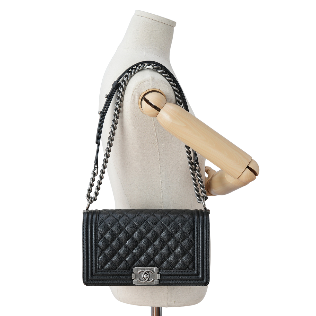CHANEL(USED)샤넬 A67086 캐비어 보이샤넬 미듐 플랩백