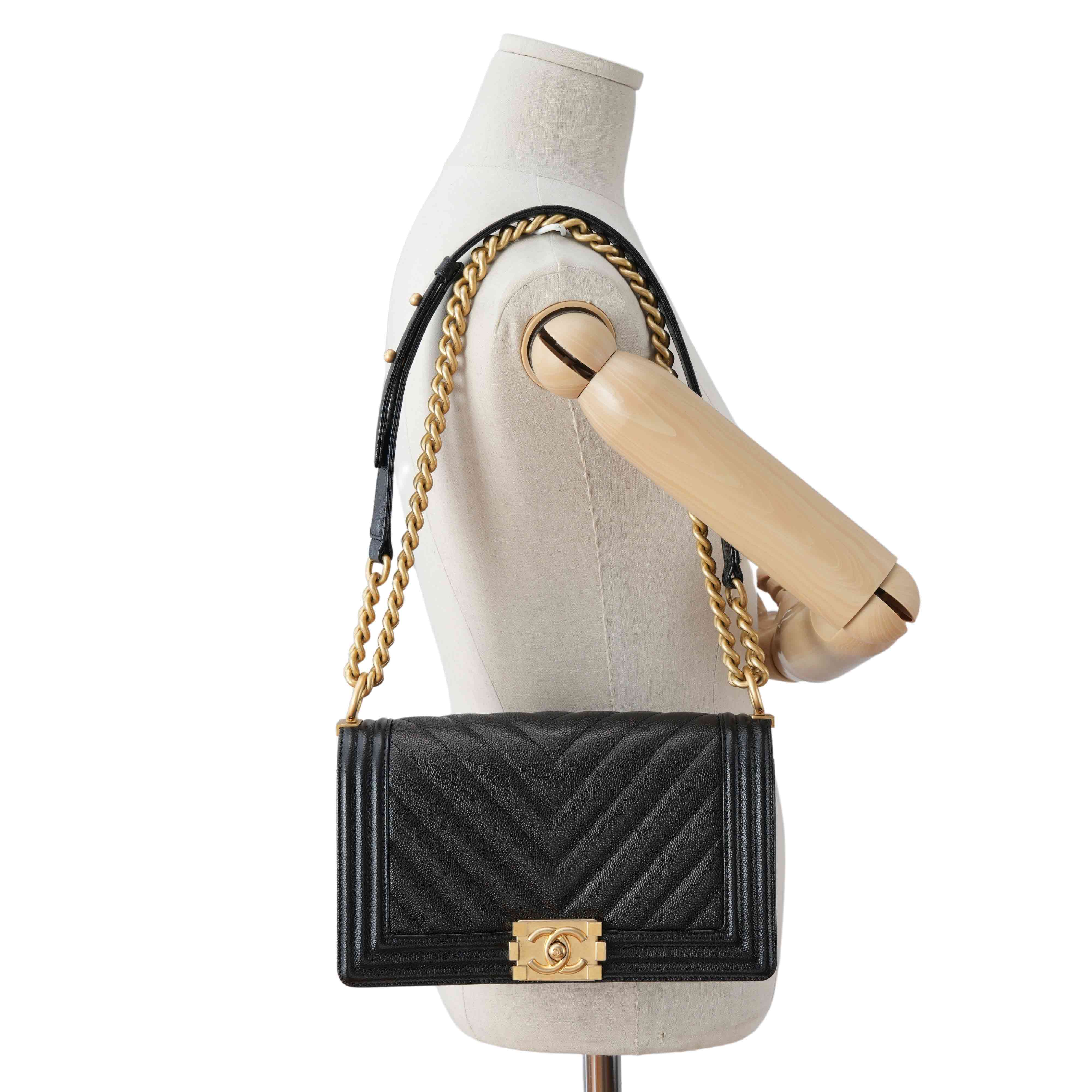 CHANEL(USED)샤넬 캐비어 쉐브론 보이샤넬 미듐 플랩백