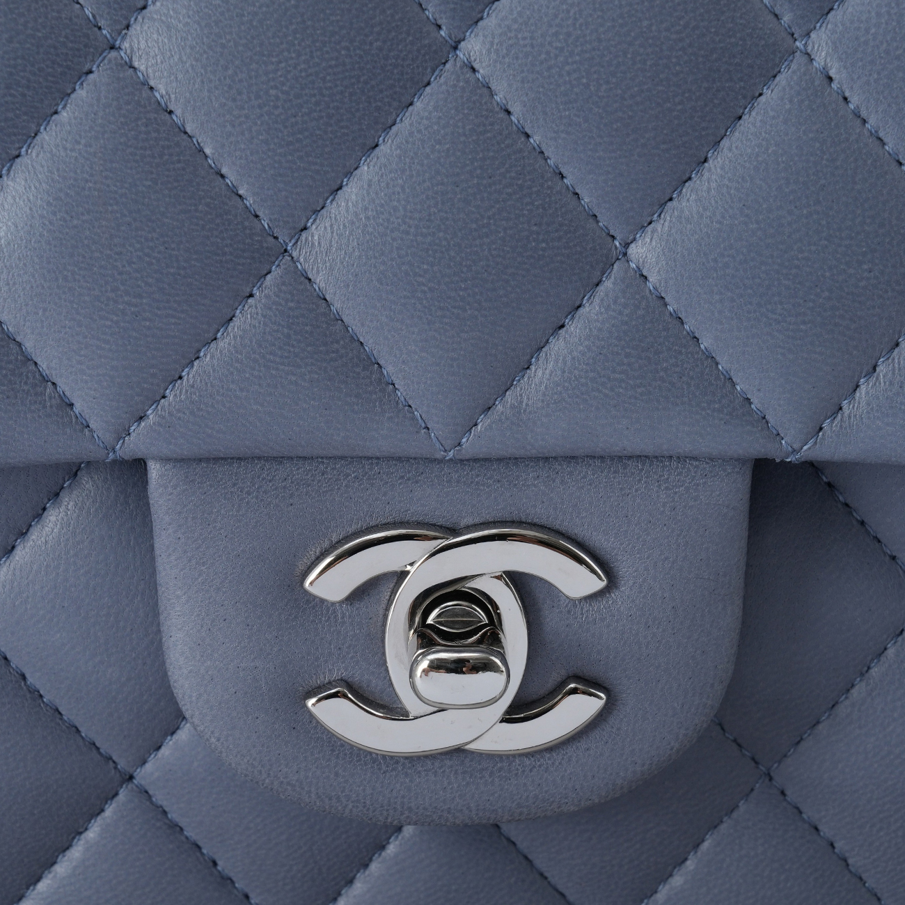 CHANEL(USED)샤넬 클래식 램스킨 미듐 그레이