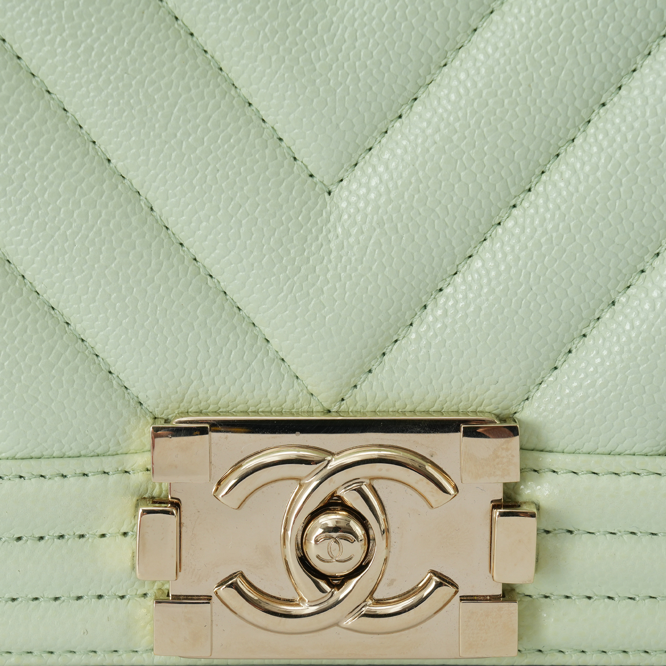 CHANEL(USED)샤넬 A67086 캐비어 쉐브론 보이샤넬 미듐 플랩백
