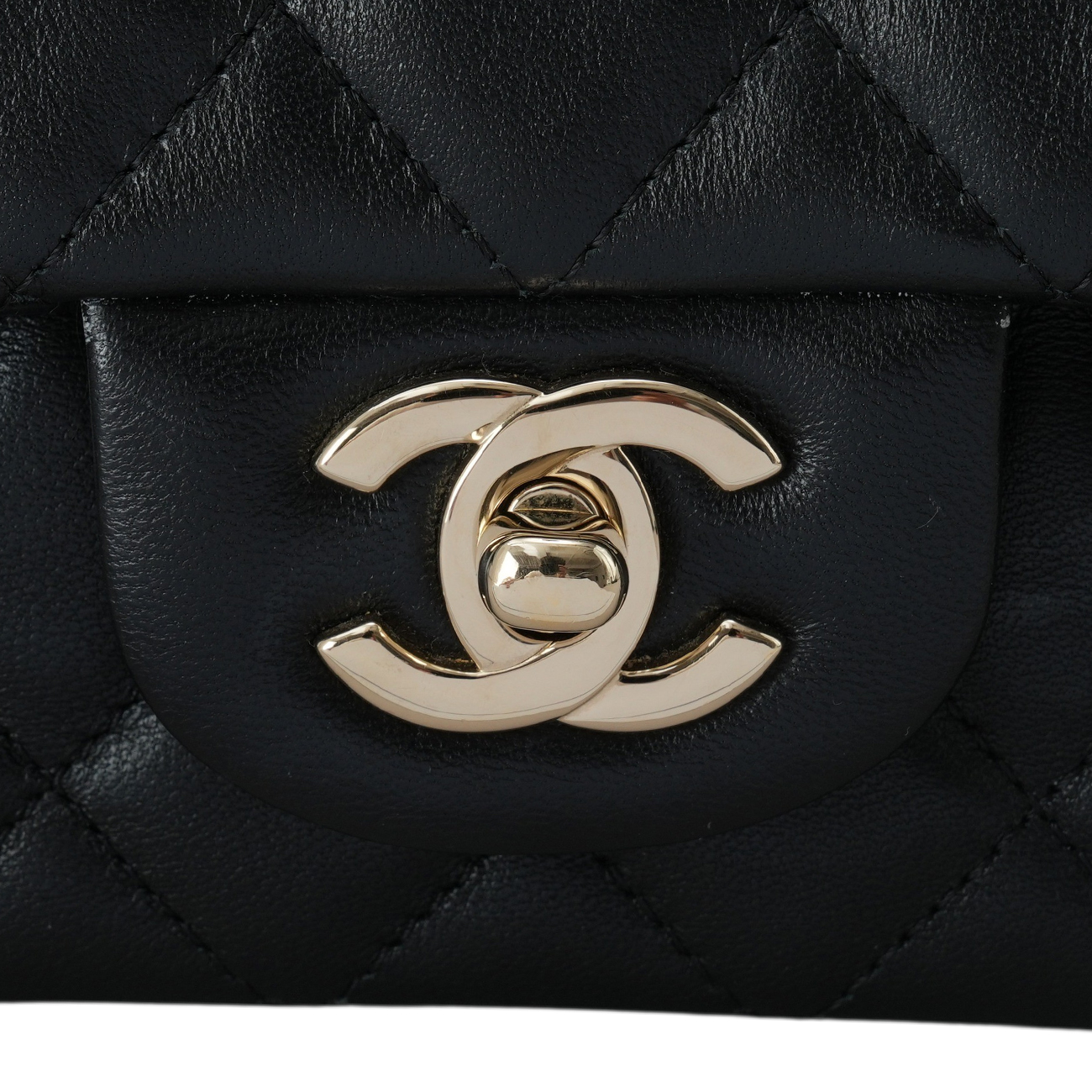 CHANEL(USED)샤넬 A69900 램스킨 클래식 뉴미니 크로스백