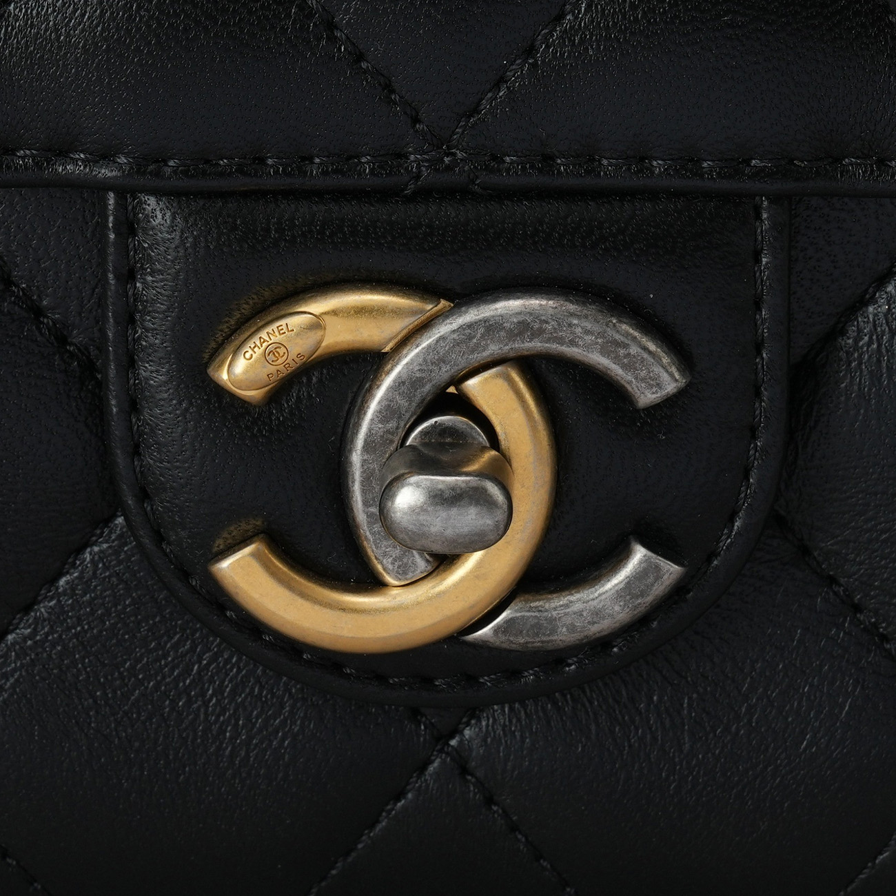 CHANEL(USED)샤넬 코코 파리스 럭키 참 체인 플랩백