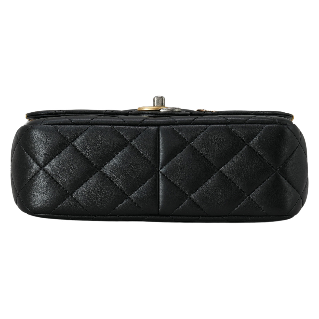 CHANEL(USED)샤넬 코코 파리스 럭키 참 체인 플랩백