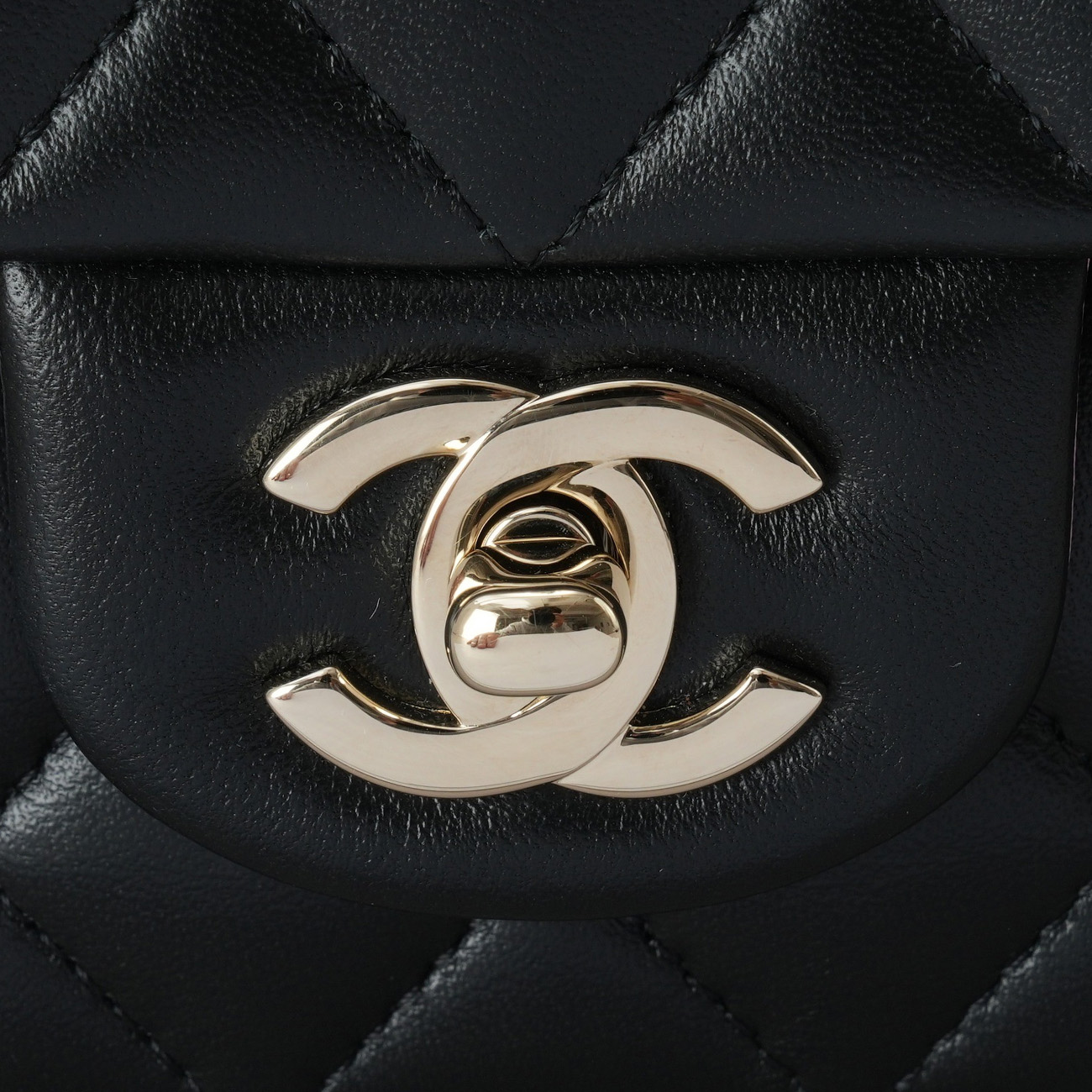CHANEL(USED)샤넬 클래식 뉴미니 탑핸들