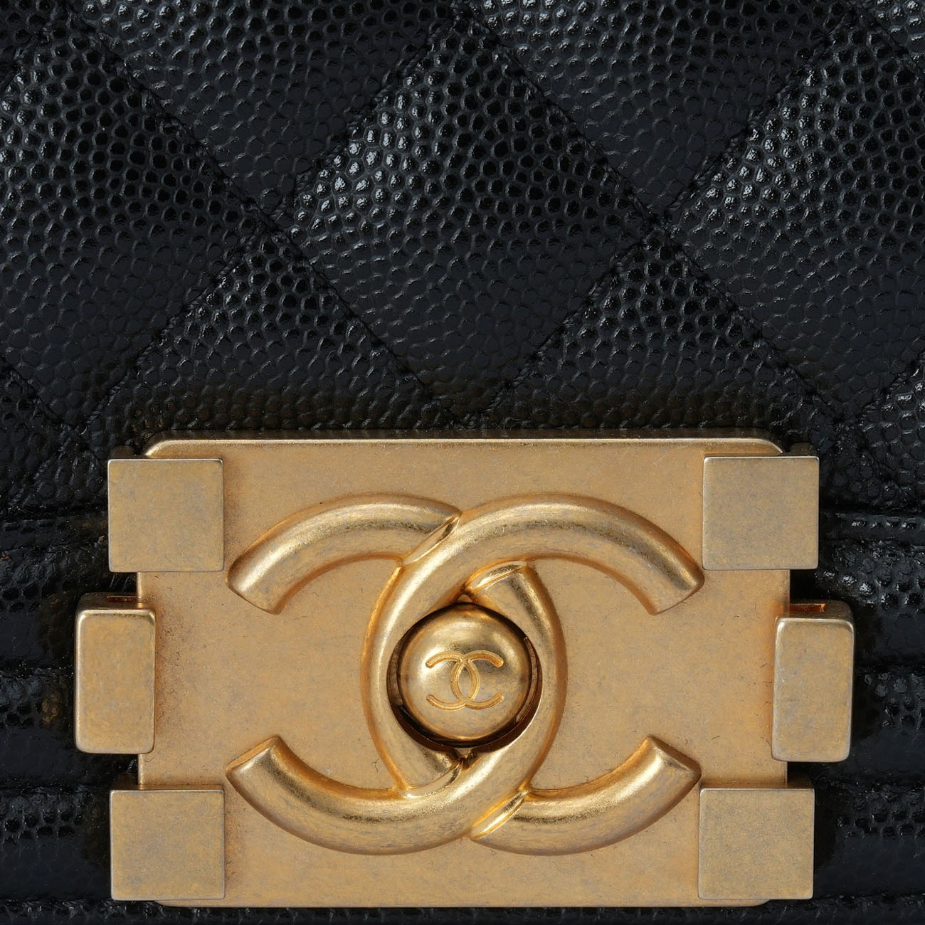 CHANEL(USED)샤넬 A67086 캐비어 보이샤넬 미듐 플랩백