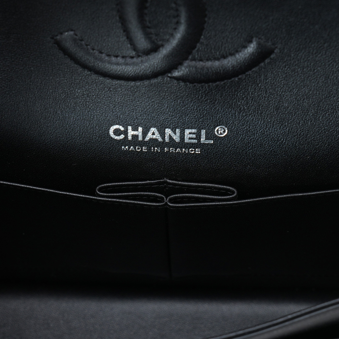 CHANEL(USED)샤넬 클래식 미듐 쉐브론 플랩백