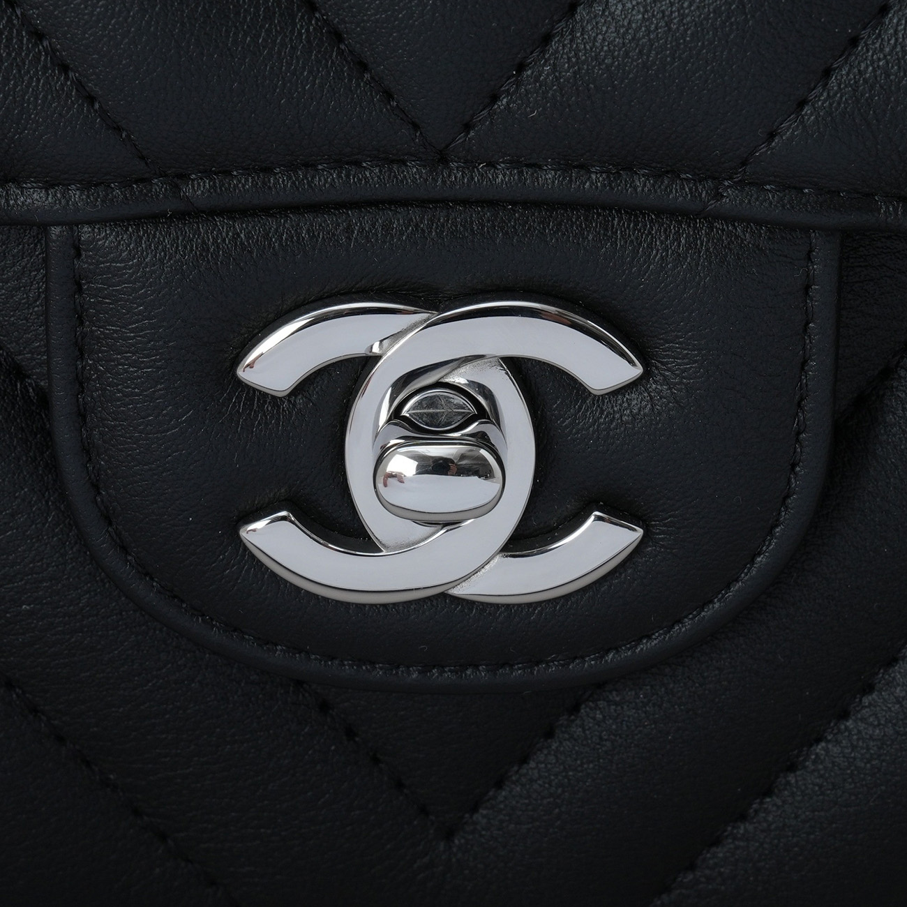 CHANEL(USED)샤넬 클래식 미듐 쉐브론 플랩백