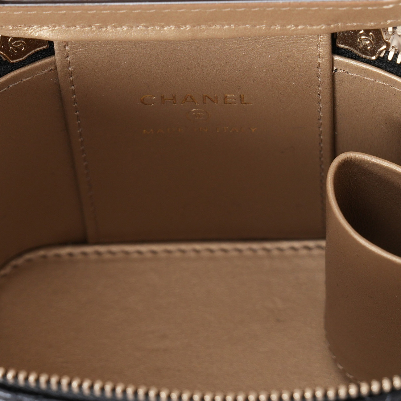 CHANEL(USED)샤넬 AP1447 램스킨 정사각 베니티 체크볼
