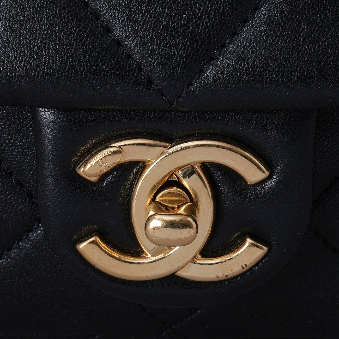 CHANEL(USED)샤넬 AS3748 시즌 로고 탑핸들 미니 플랩백