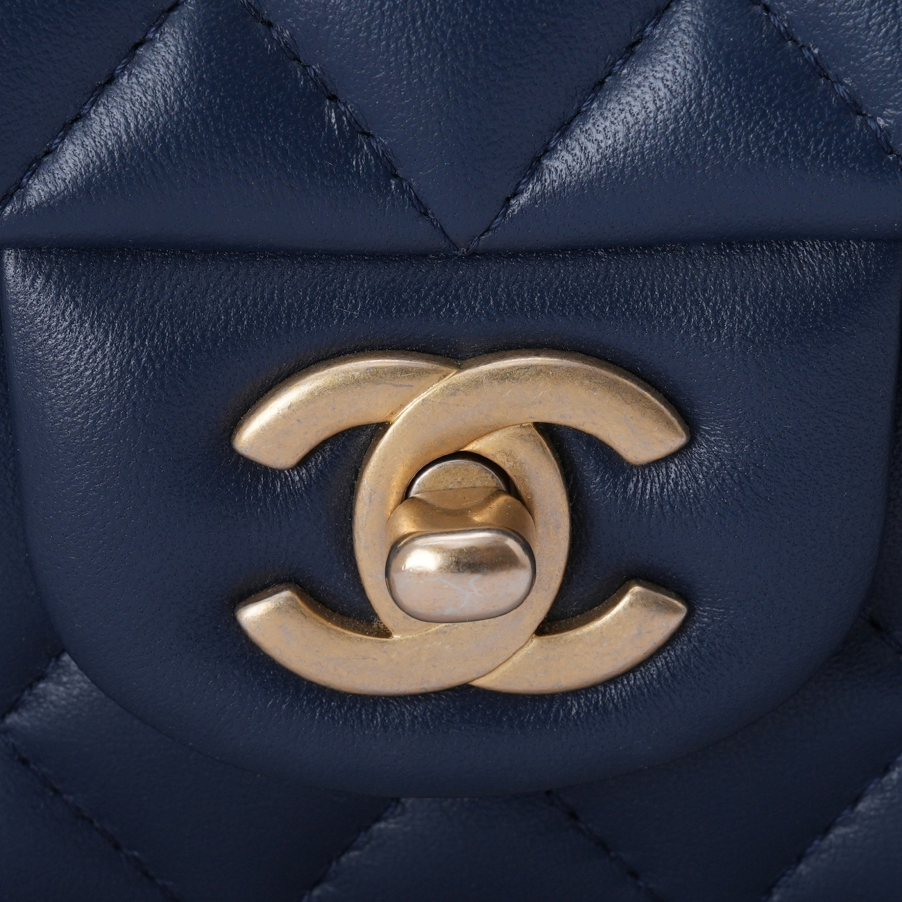 CHANEL(USED)샤넬 램스킨 시즌 클래식 뉴미니 탑핸들