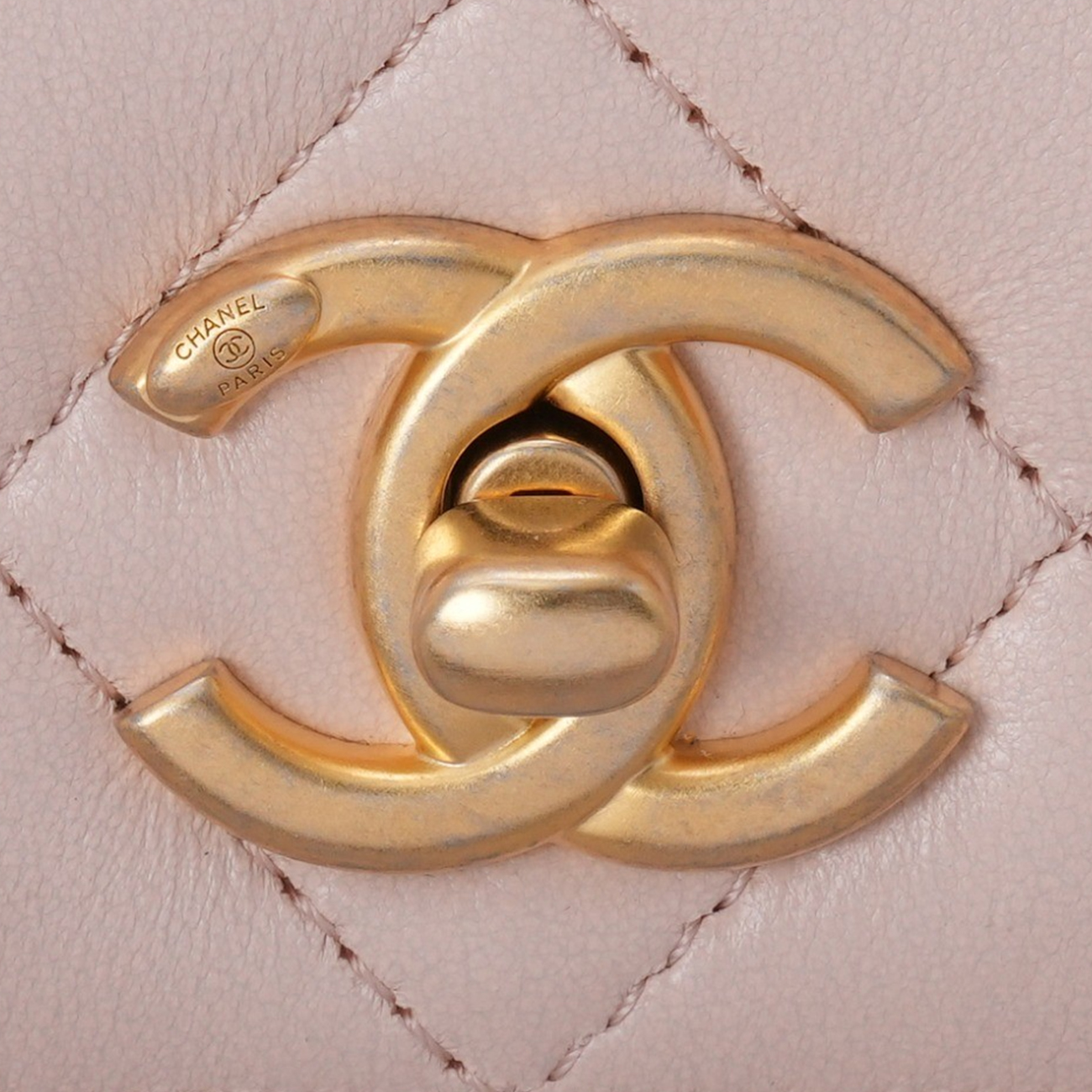 CHANEL(USED)샤넬 램스킨 골든볼 WOC 미니 크로스백