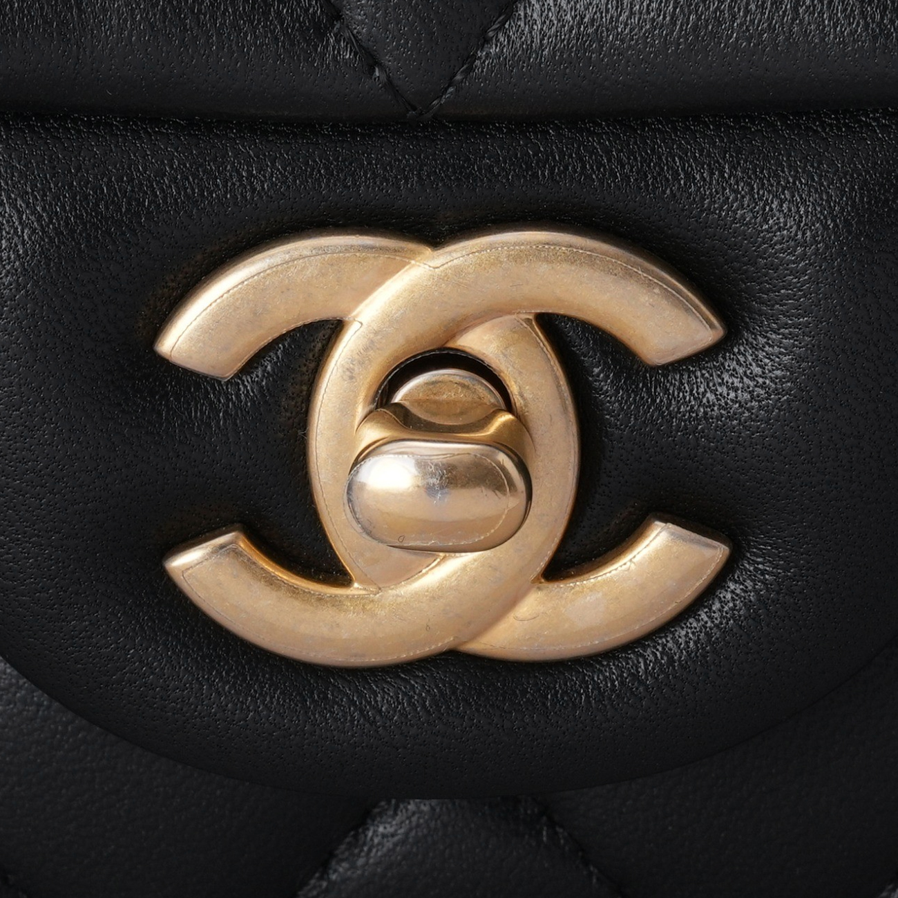 CHANEL(USED)샤넬 AS2431 뉴미니 탑핸들백
