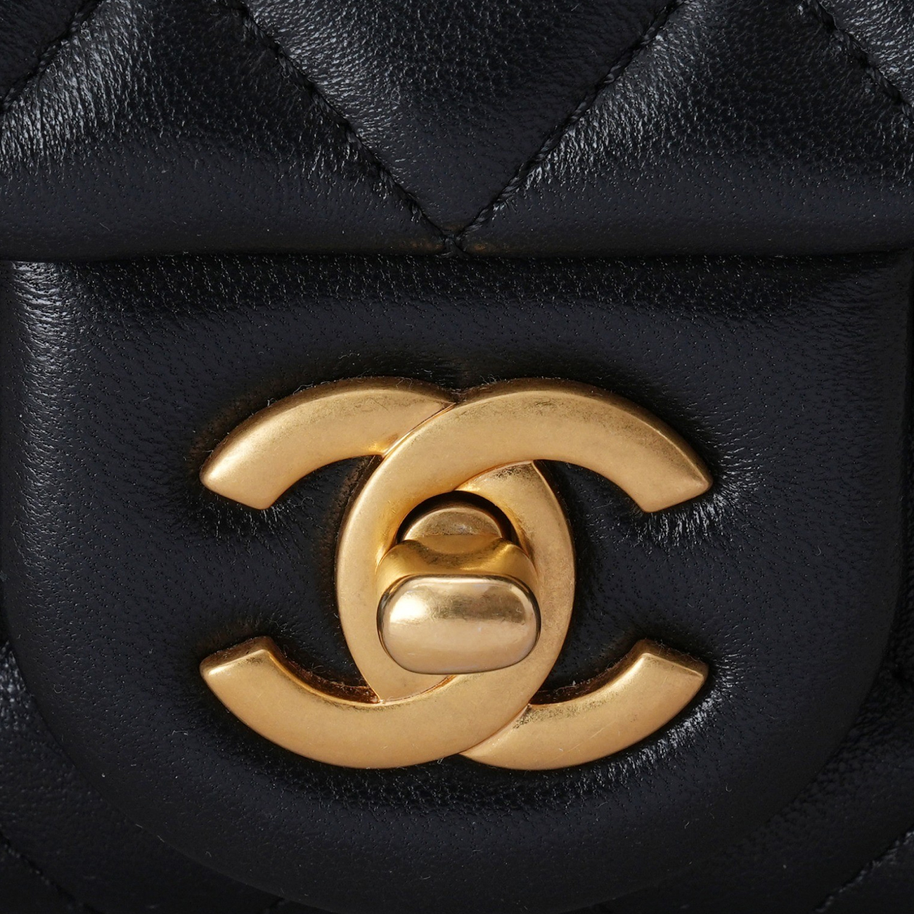 CHANEL(USED)샤넬 램스킨 클래식 골든볼 쁘띠삭