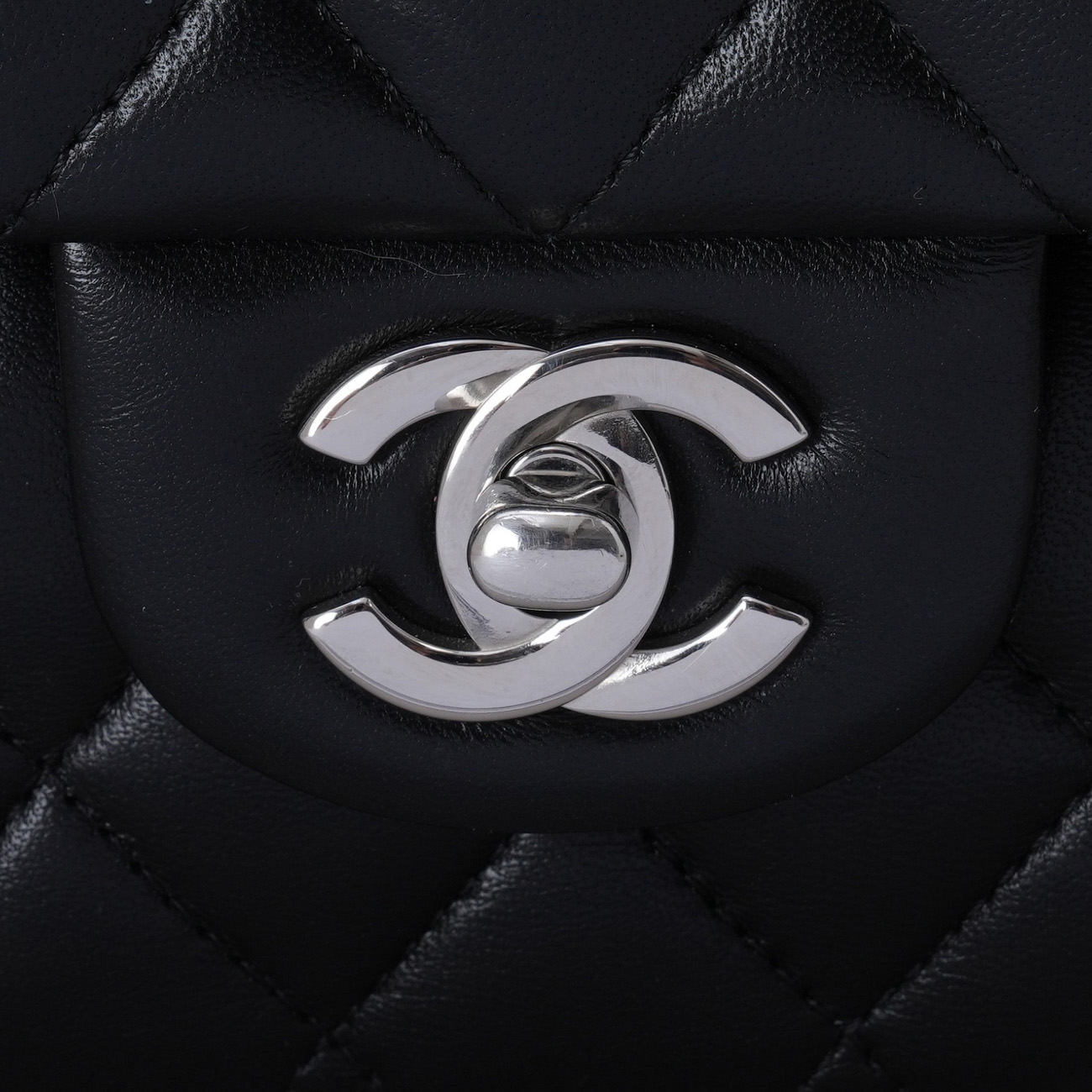 CHANEL(USED)샤넬 클래식 램스킨 미듐 플랩백