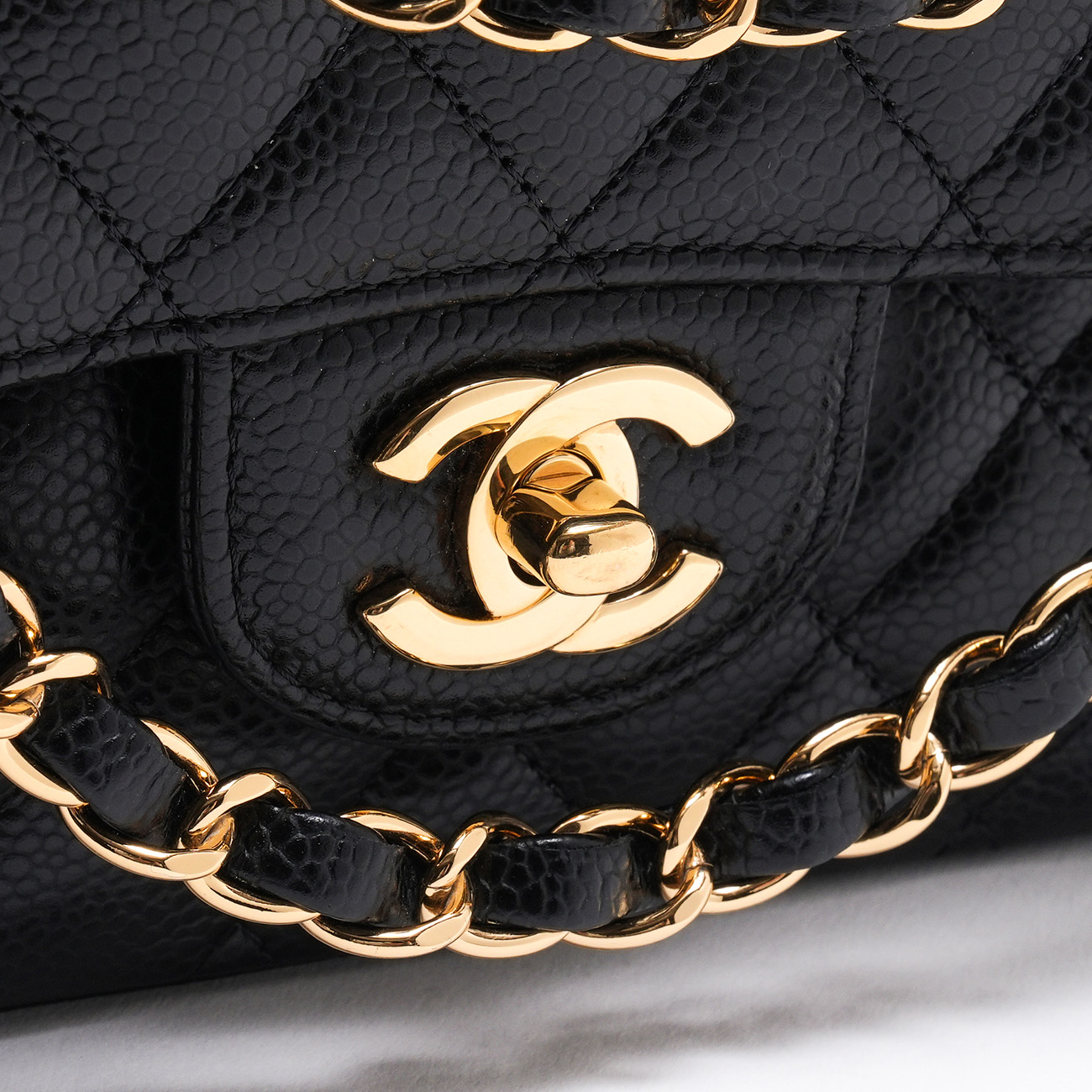 CHANEL(USED)샤넬 캐비어 클래식 미듐 플랩백 블랙 금장