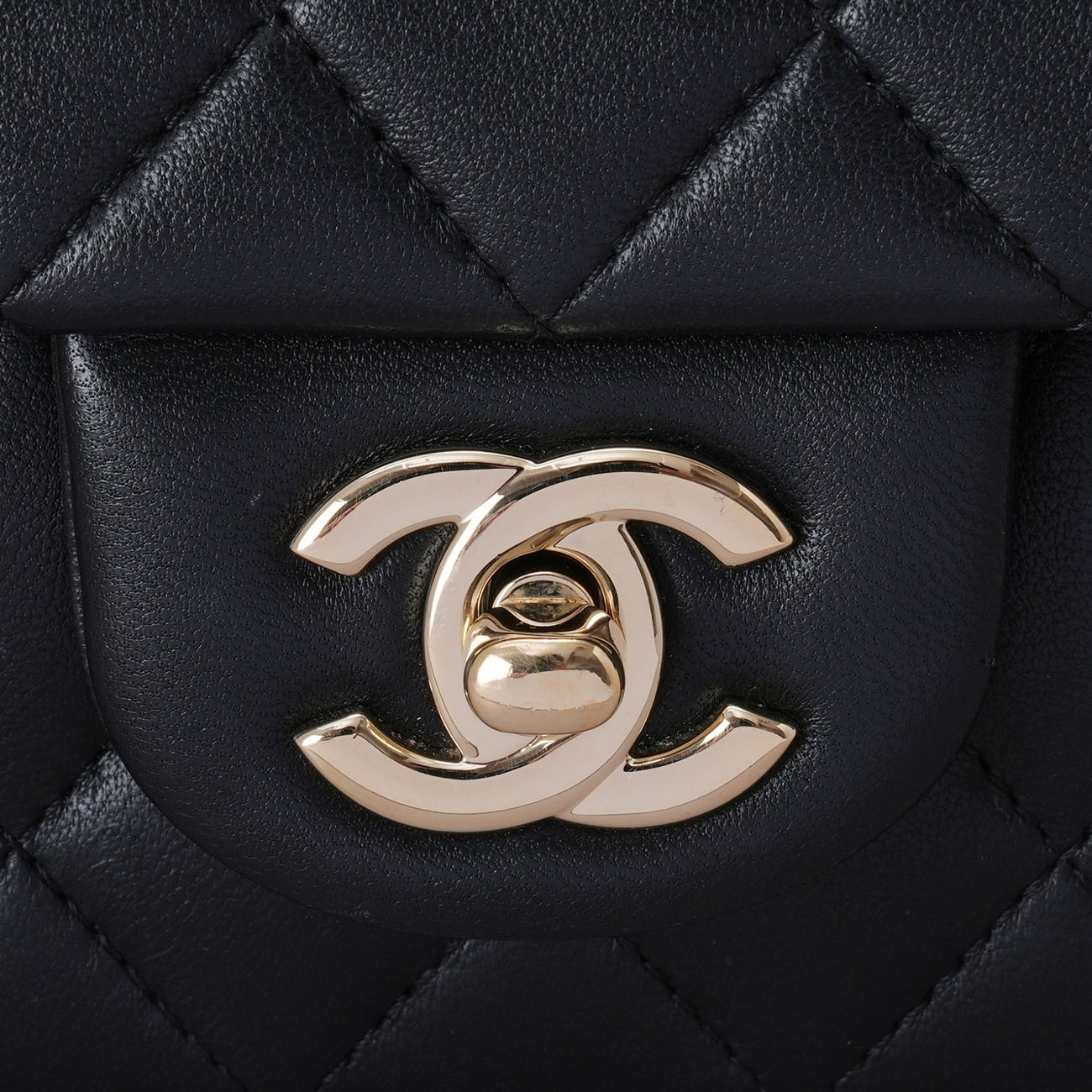CHANEL(USED)샤넬 AS2431 램스킨 뉴미니 탑핸들