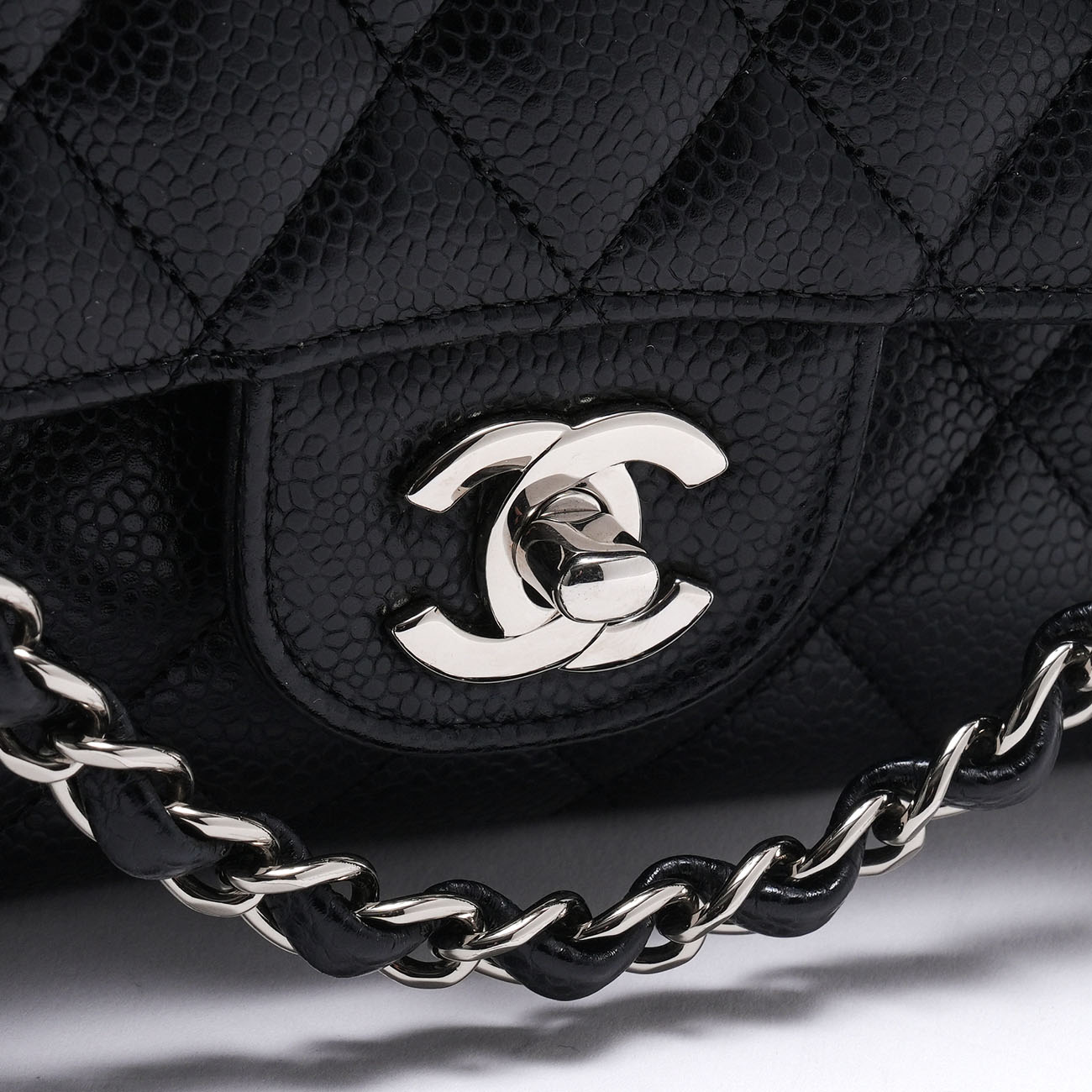 CHANEL(USED)샤넬 캐비어 클래식 미듐 플랩백
