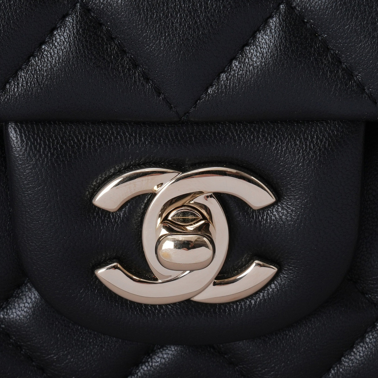CHANEL(USED)샤넬 A69900 램스킨 클래식 뉴미니 크로스백