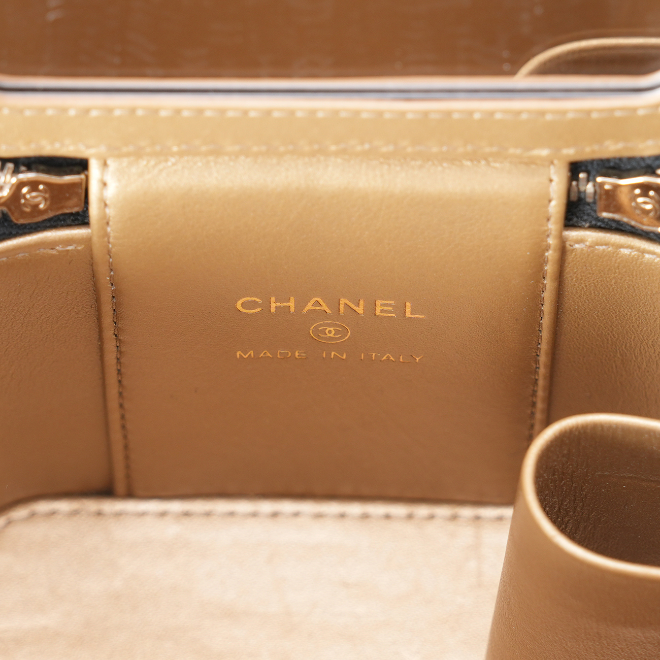 CHANEL(USED)샤넬 AP1447 골든볼 미니 베니티 크로스백