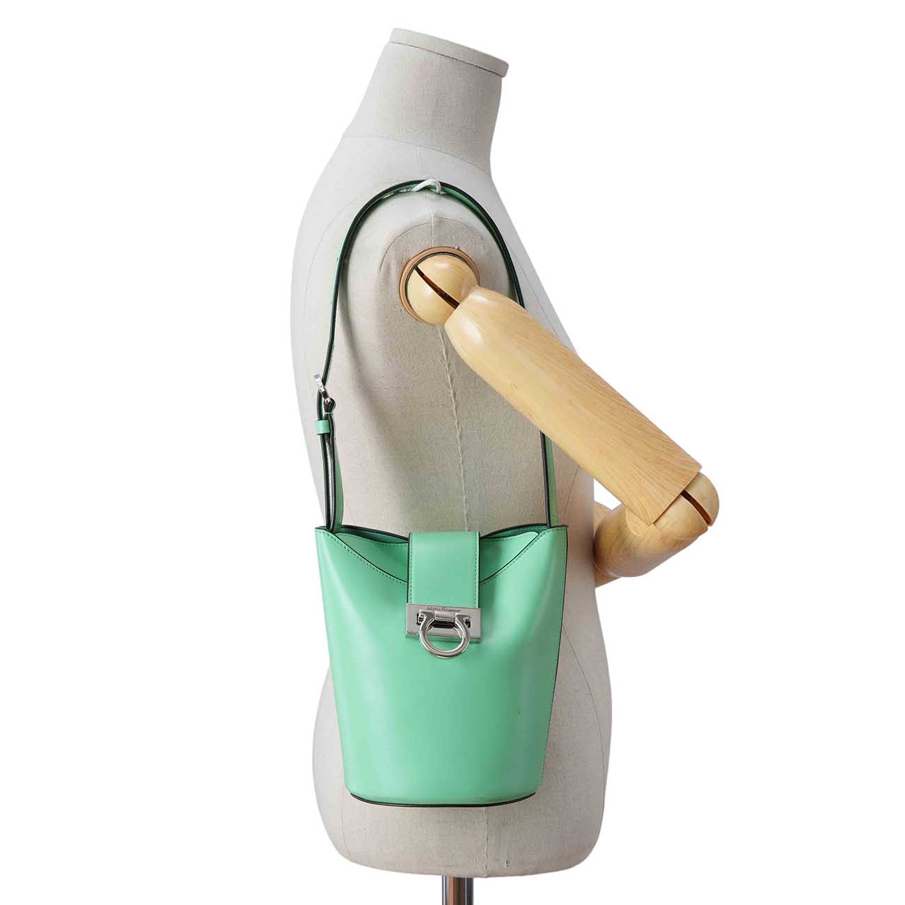 FERRAGAMO(USED)페레가모 간치니 트리폴리오백