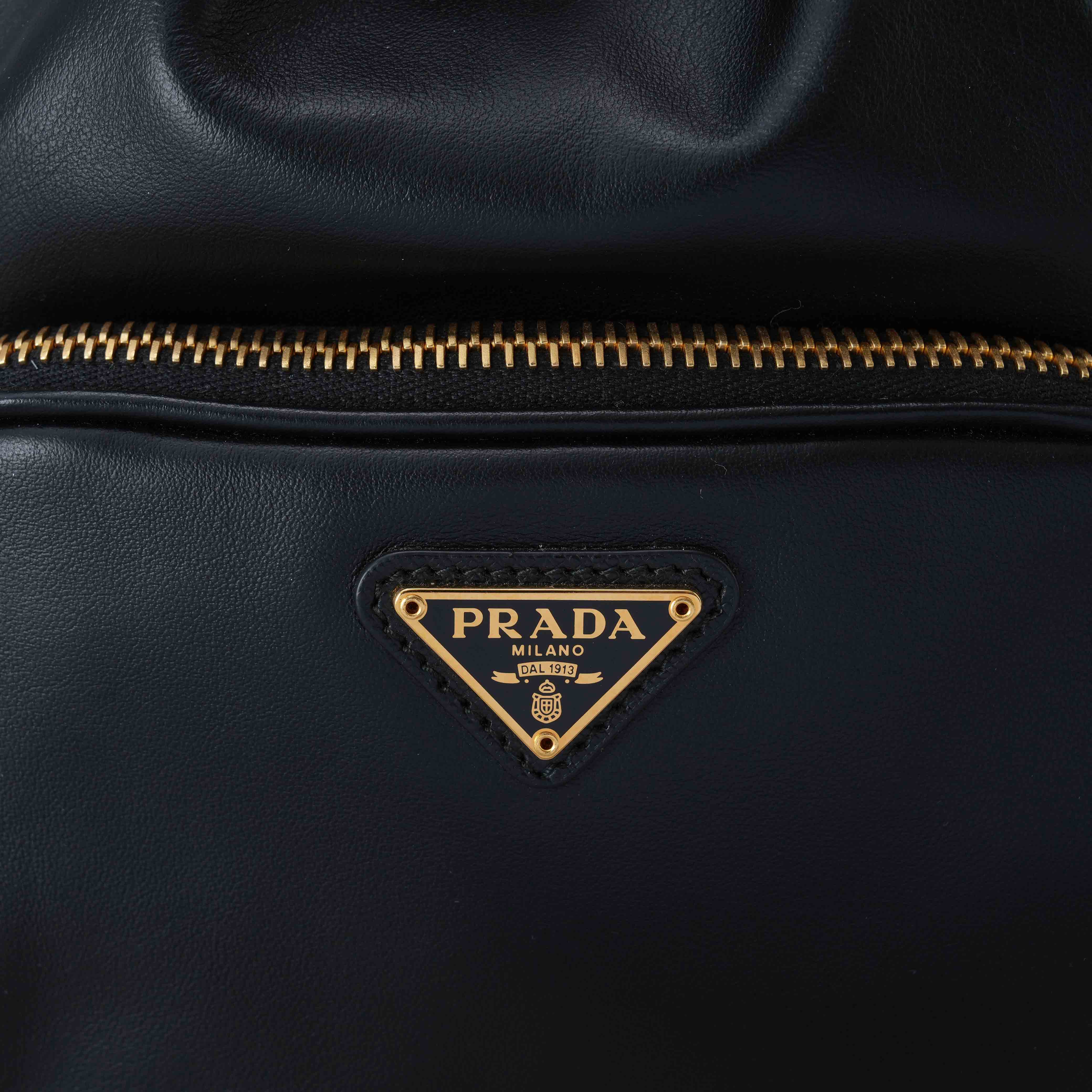 PRADA(USED)프라다 블랙 레더 버킷백