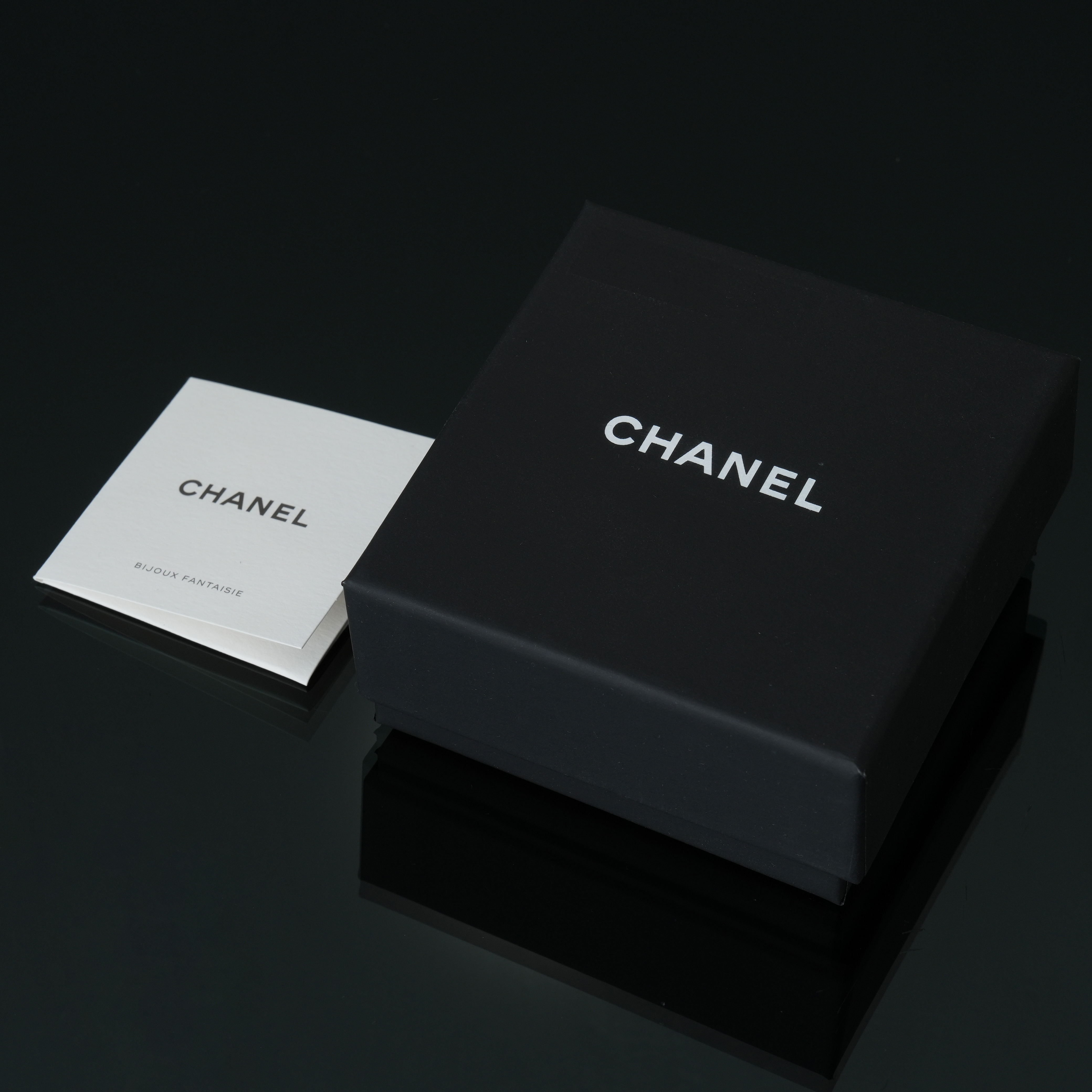 CHANEL(NEW)샤넬 진주 레터링 귀걸이(새상품) NEW PRODUCT